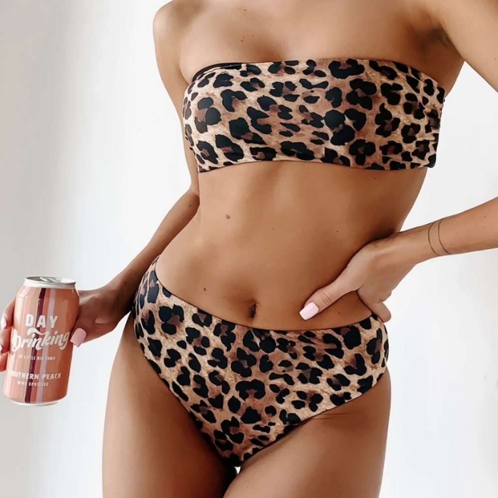 Leopard print bikini swimsuit. Strapless. High bottom.